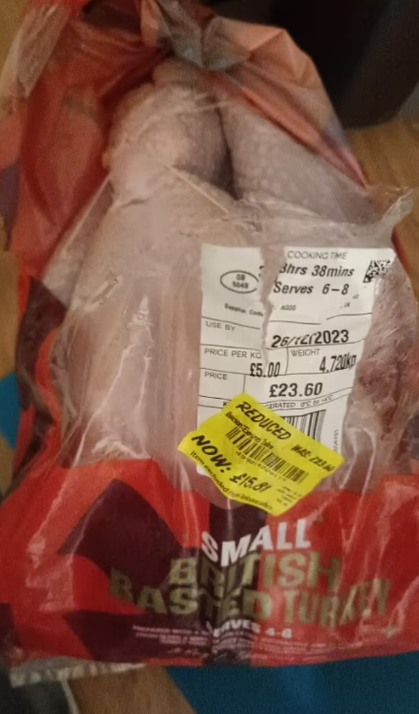 Гнила та неїстівна. У магазині покупцям продали зіпсовану індичку перед Різдвом (фото)